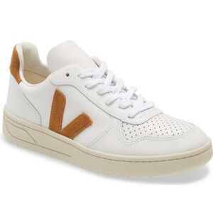 Veja V-10 Women’s White Sneaker size 9